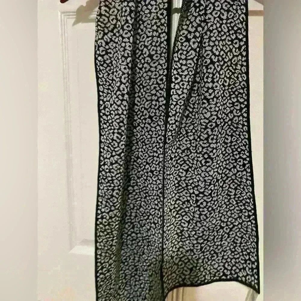 Michael kors nwt leopard print scarf holiday silver and black